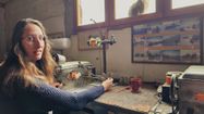 Lisa devant la bobineuse dans son atelier